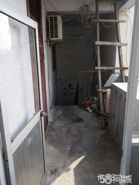 市政府旁边,简装修小三室,有产证,满五年唯一,可以按揭